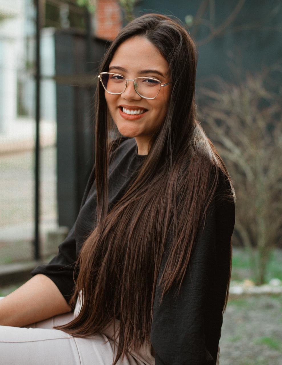 Fernanda Feitoza, fonoaudióloga, sorrindo